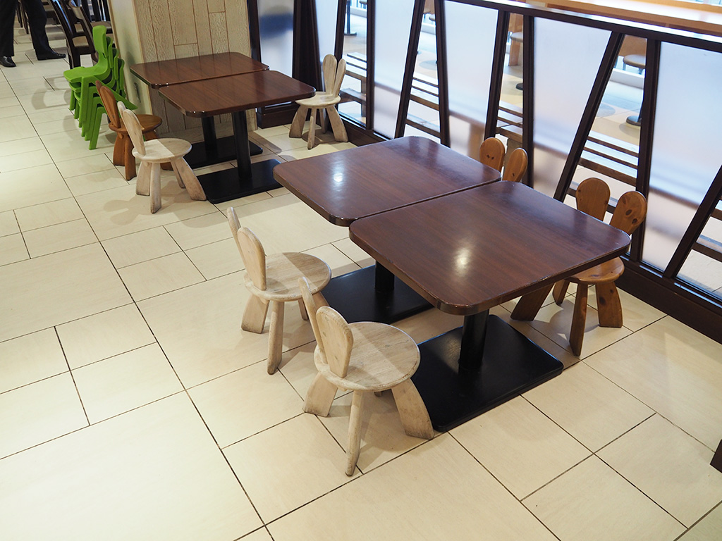 子ども用の背の低いイスやテーブル/那須高原SA【下り】(栃木県/那須町)