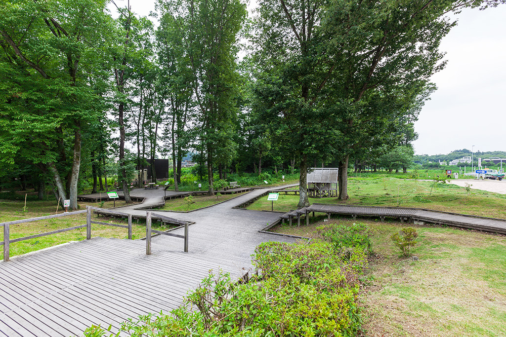 ウッドデッキの遊歩道/那須高原SA【上り】（栃木県/那須町）