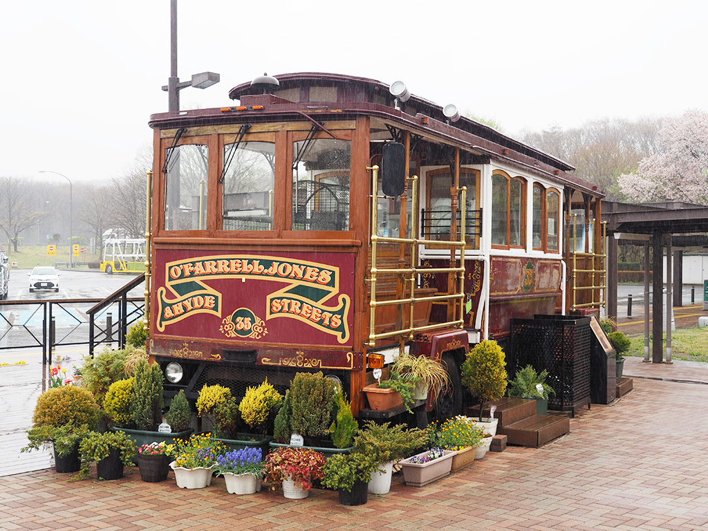 シンボルのトロリーバス/那須高原SA【上り】（栃木県/那須町）