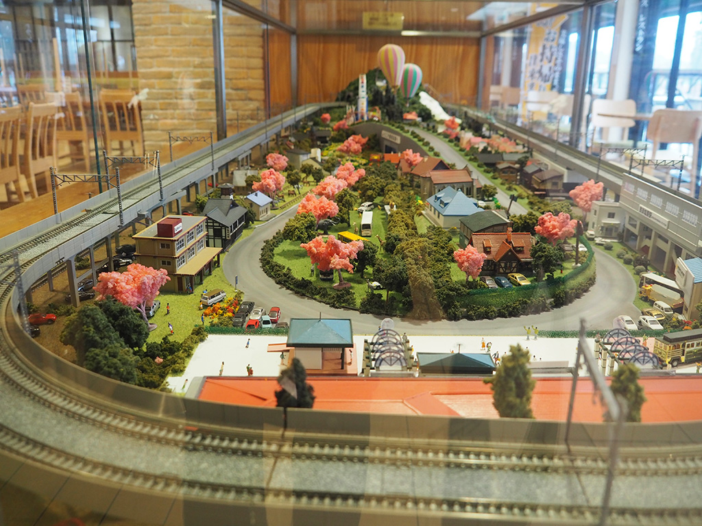 那須周辺の観光スポットをイメージした鉄道ジオラマ/那須高原SA【上り】（栃木県/那須町）