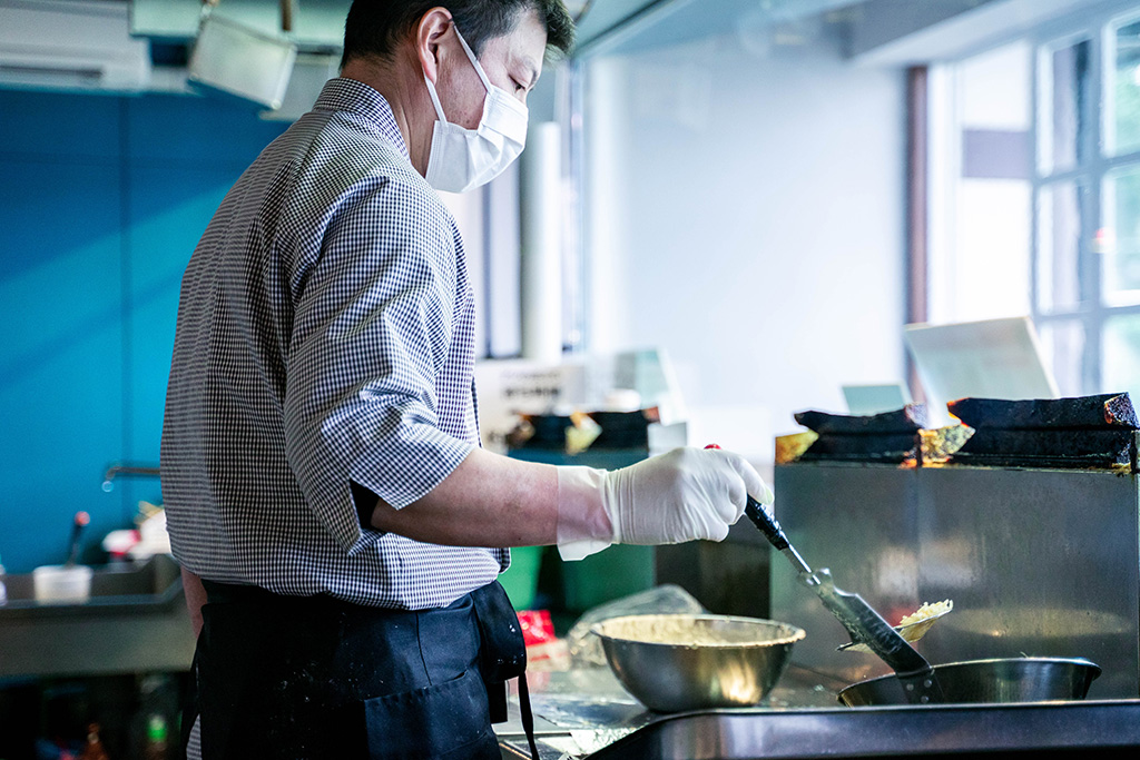 アジバーでアジを調理する様子/城崎マリンワールド（兵庫県/豊岡市）