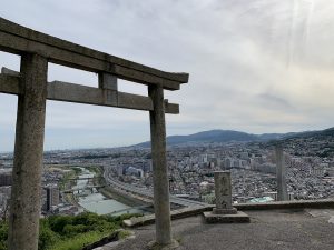 関西の子連れハイキングにおすすめのスポット。吊り橋や遊具などアクティビティも豊富