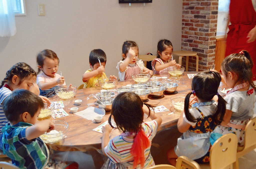 ヴィシソワーズ(じゃがいもの冷製スープ)作りの様子© LITTLE CHEF COOKING