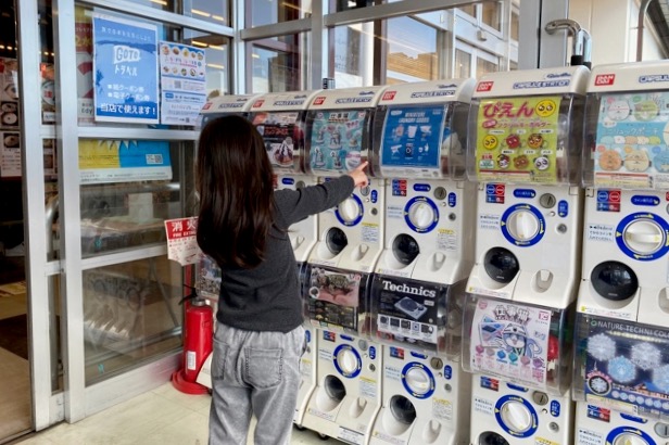 ずらりと並んだカプセルトイ