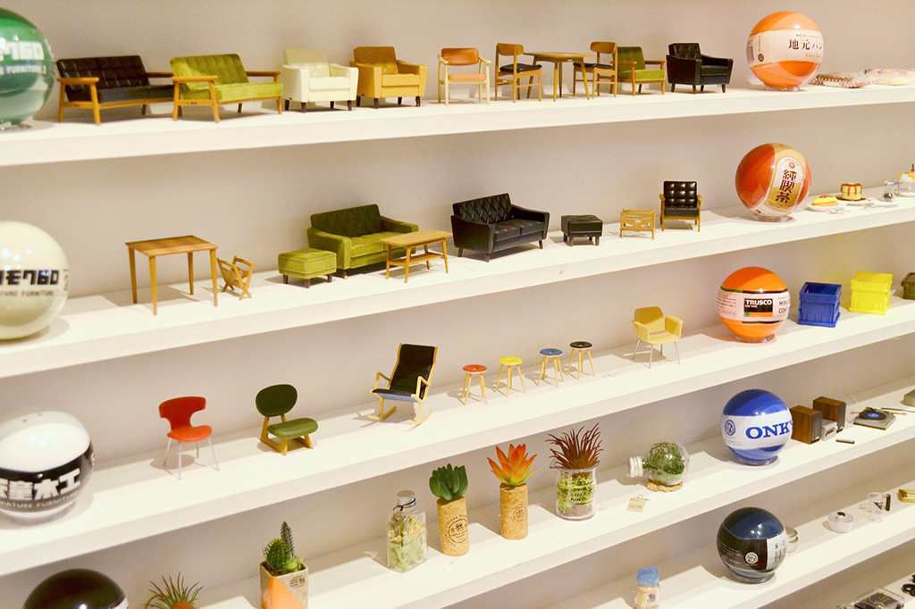 ずらりと並んだカプセルトイのリアルミニチュア