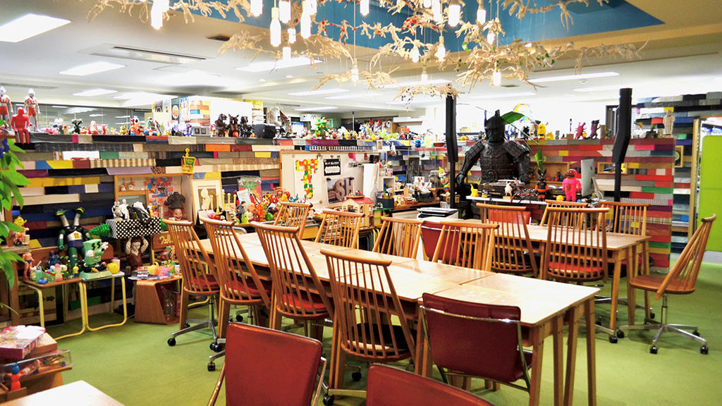 フィギュアやおもちゃがいっぱいの、遊び心あふれる社内の打ち合わせスペース