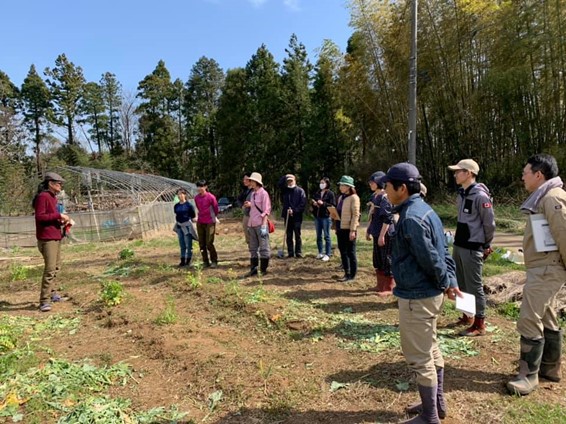畑で講義を聞く様子（岩手県/田野畑村）