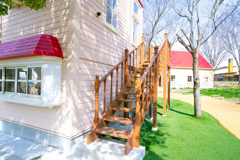 「赤い屋根の大きなお家」の外階段/シルバニアパーク（ハーベストの丘）（大阪府/堺市）