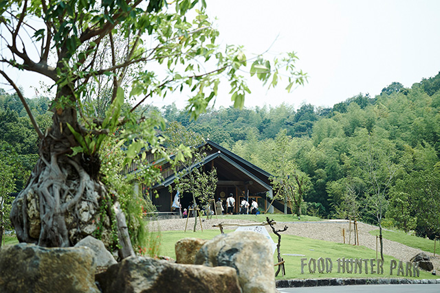 「木の庭」石抱きのアコウの木から「火の食堂」を望む/道の駅 四季の郷公園 FOOD HUNTER PARK(和歌山県/和歌山市)