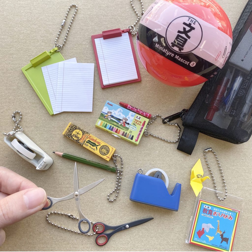 手のひらサイズのミニチュア「文具ミニチュアマスコット」