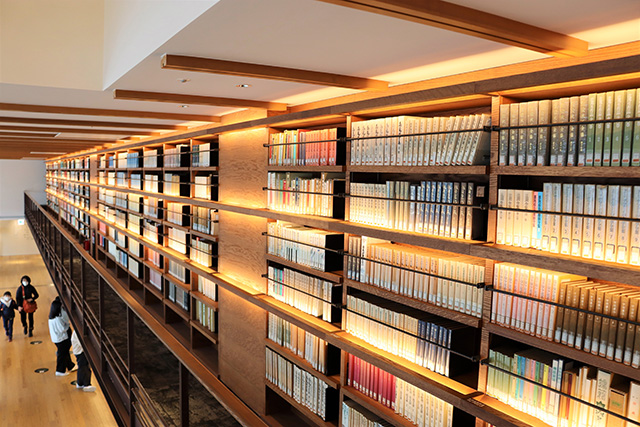 エスカレーターから見える書庫/和歌山市民図書館(和歌山県)