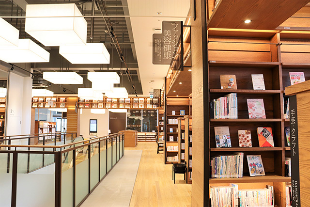 本棚の上部にジャンルが表示されている/和歌山市民図書館(和歌山県)