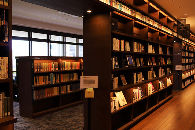 専門書が並び重厚感漂う雰囲気/和歌山市民図書館(和歌山県)