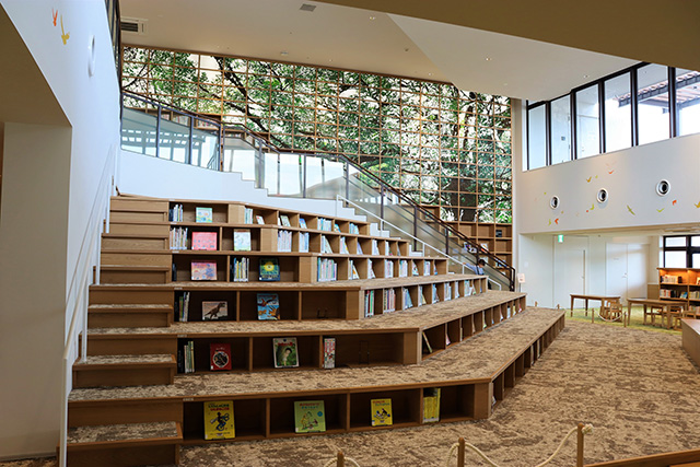 本棚であり、椅子でもある「えほんの山」/和歌山市民図書館(和歌山県)