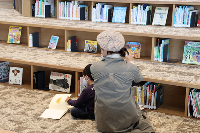 えほんを読む子ども/和歌山市民図書館(和歌山県)