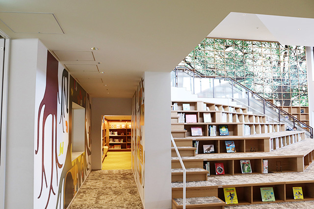 「本のどうくつ」への入口/和歌山市民図書館(和歌山県)