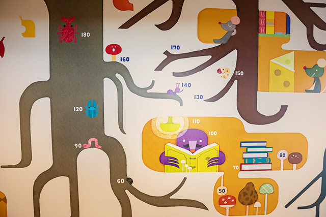 身長を測ることができる木のイラスト/和歌山市民図書館(和歌山県)