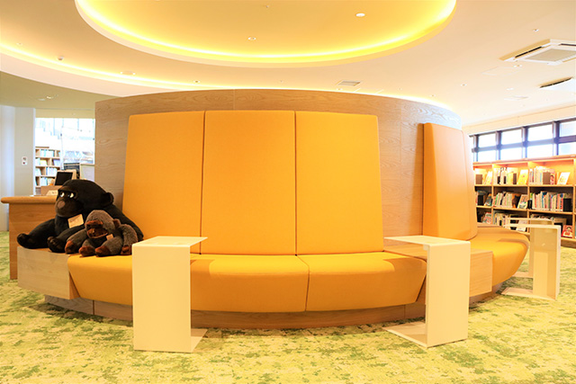 背もたれが大きな椅子/和歌山市民図書館(和歌山県)