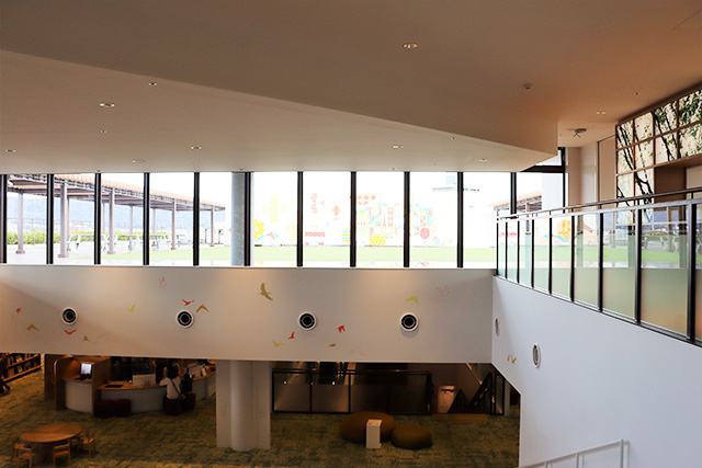 窓越しに見える屋上広場/和歌山市民図書館(和歌山県)