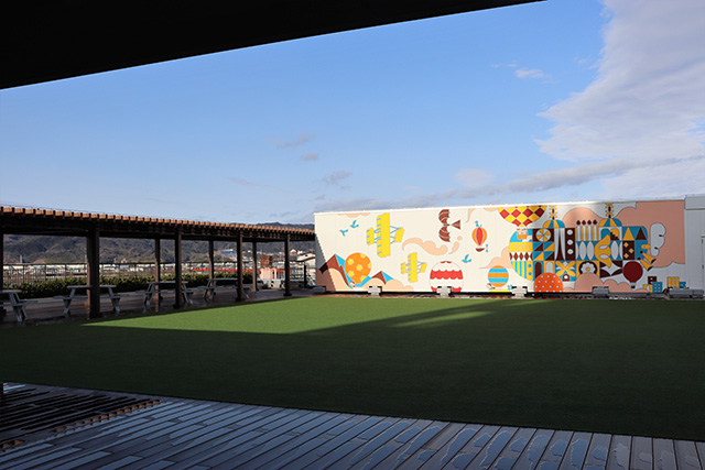 芝生が敷かれた屋上広場/和歌山市民図書館(和歌山県)