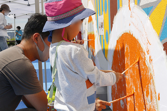 壁画アートに色を塗る様子/和歌山市民図書館(和歌山県)