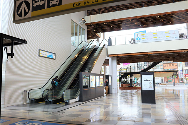 南海電鉄和歌山市駅構内/和歌山市民図書館(和歌山県)