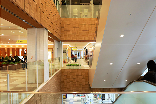 キーノ2階のフードコート/和歌山市民図書館(和歌山県)