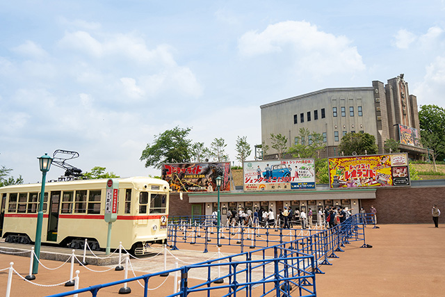 電車や夕陽館に加え、レトロな大看板もいい感じです/西武園ゆうえんち(埼玉県/所沢市)