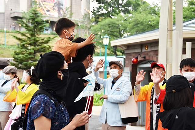 入園時の出迎えの様子/西武園ゆうえんち(埼玉県/所沢市)