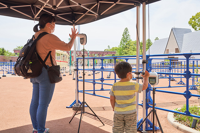 コロナ対策の検温の様子/西武園ゆうえんち(埼玉県/所沢市)