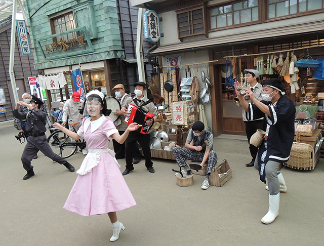 商店街でのパフォーマンスの様子/西武園ゆうえんち(埼玉県/所沢市)