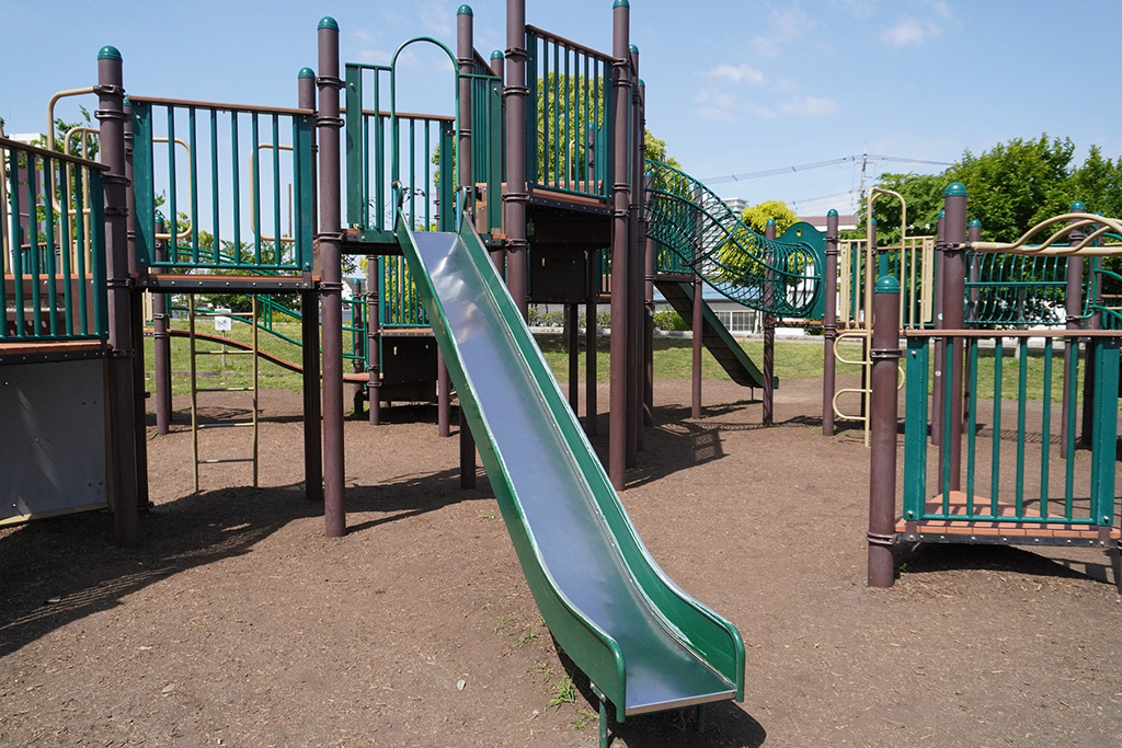 大型複合遊具の滑り台/新田さくら公園（東京都/足立区）