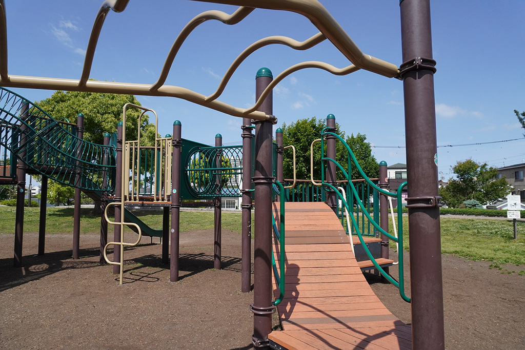 大型複合遊具のうんてい/新田さくら公園（東京都/足立区）