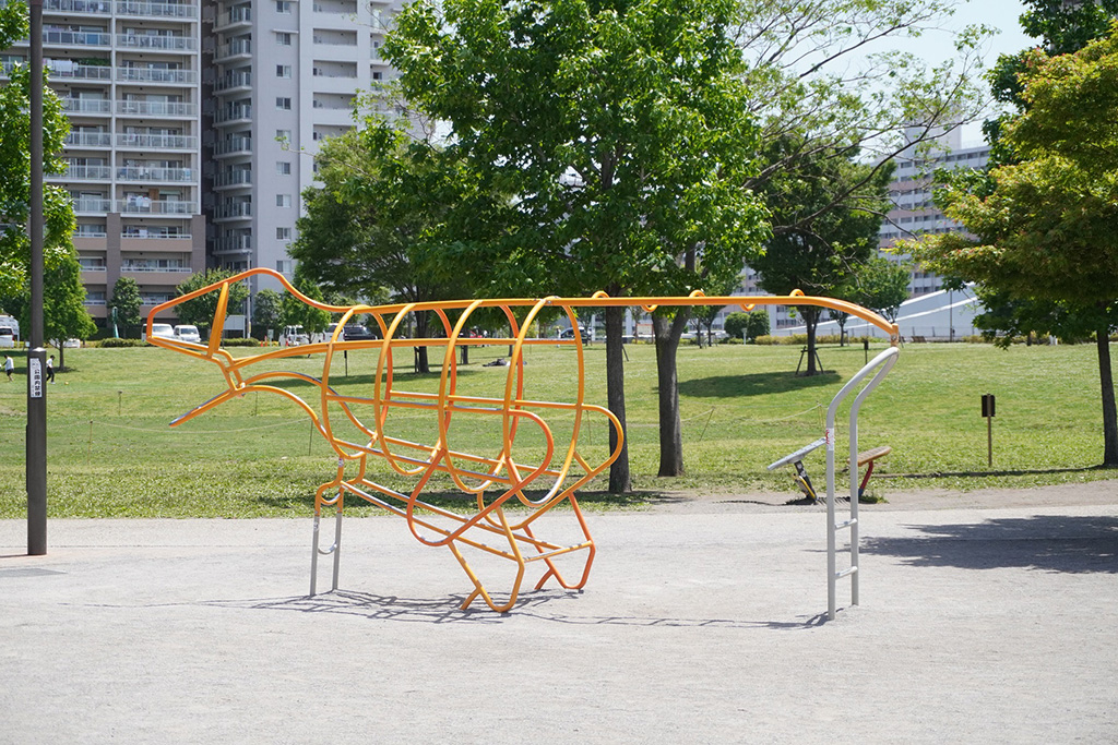 恐竜を模した遊具/新田さくら公園（東京都/足立区）