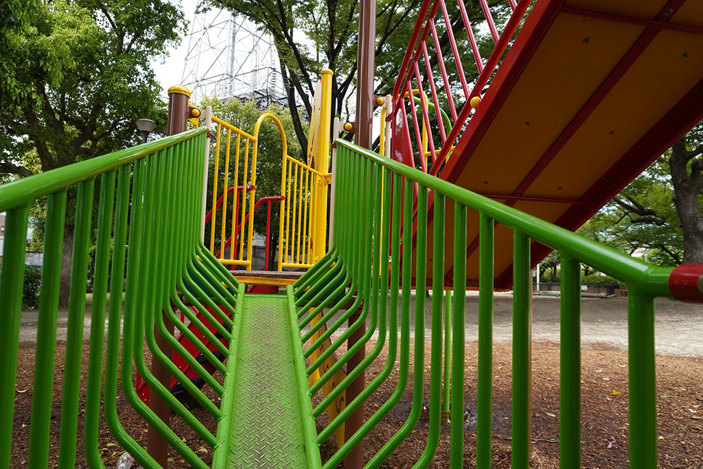 複合遊具の手すり付きスロープ/陣川戸公園（東京都/足立区）