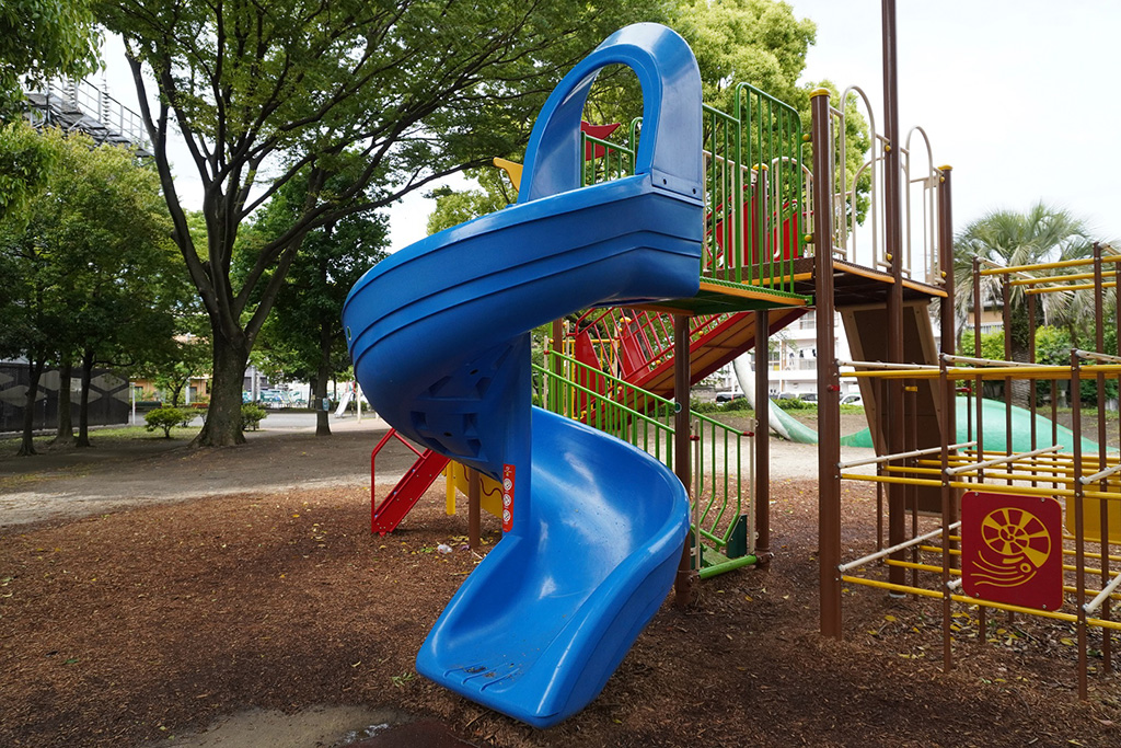 らせんタイプの滑り台/陣川戸公園（東京都/足立区）