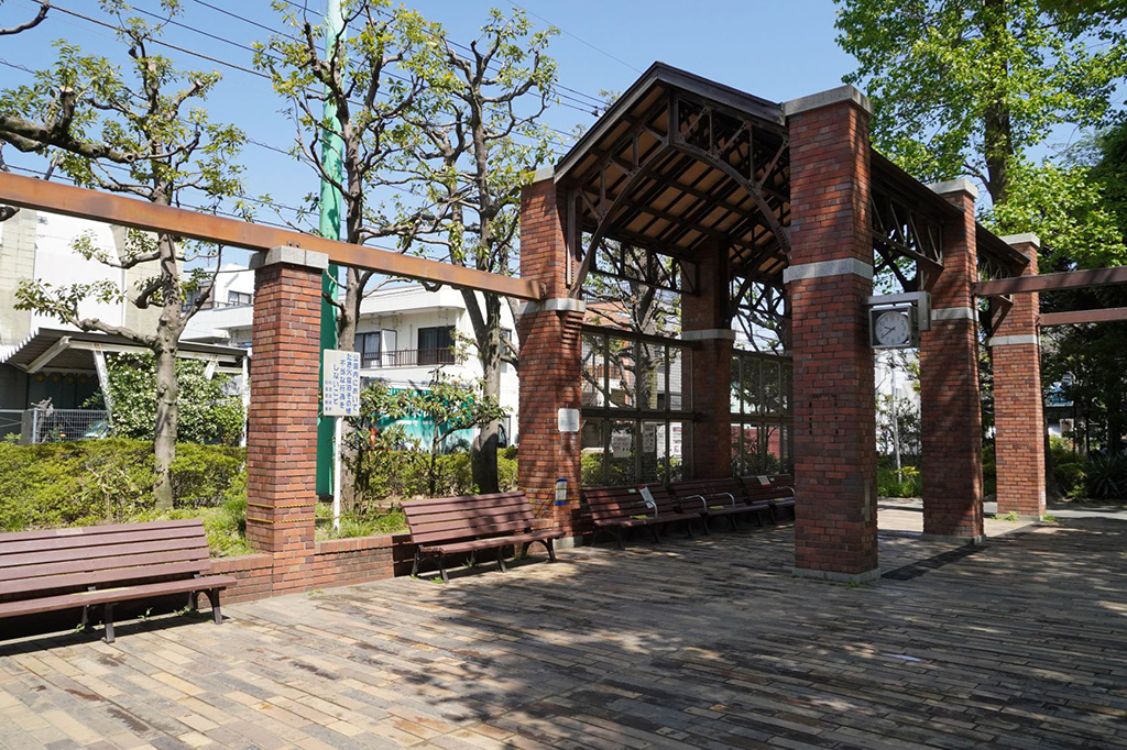 「ちびっこ広場」の横にあるあずまや/馬橋公園(東京都/杉並区)