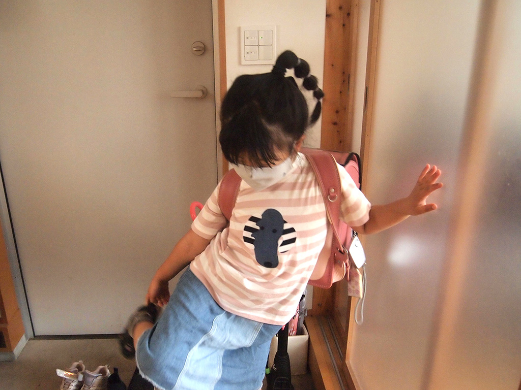 無印良品│オリジナルTシャツを着る子ども