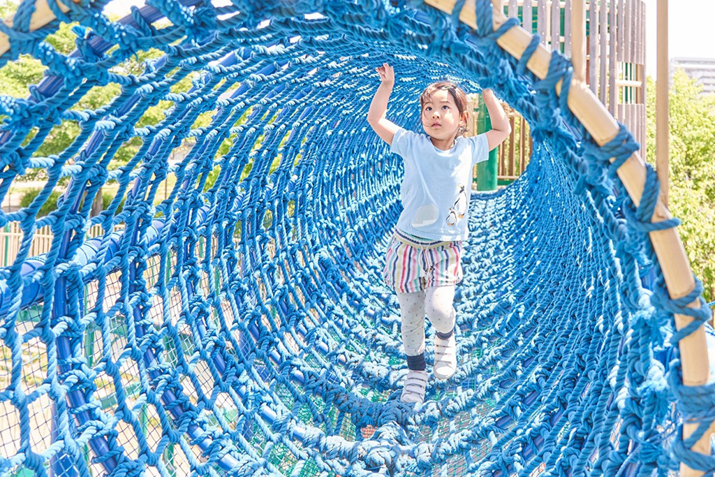 遊具で遊ぶキッズ
