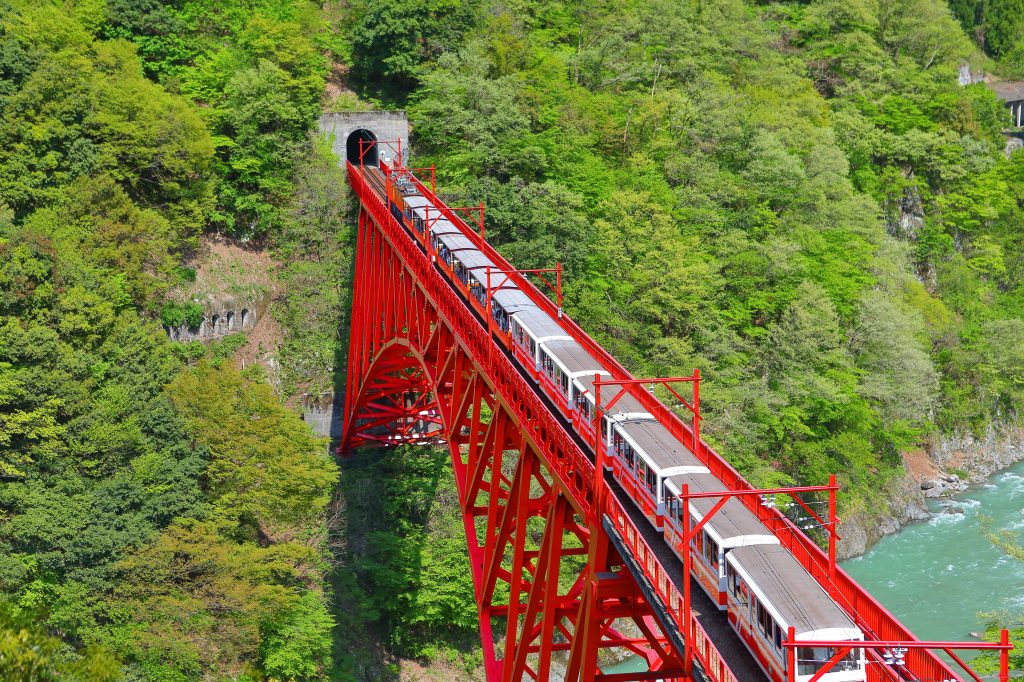 黒部峡谷とトロッコ電車（富山県）