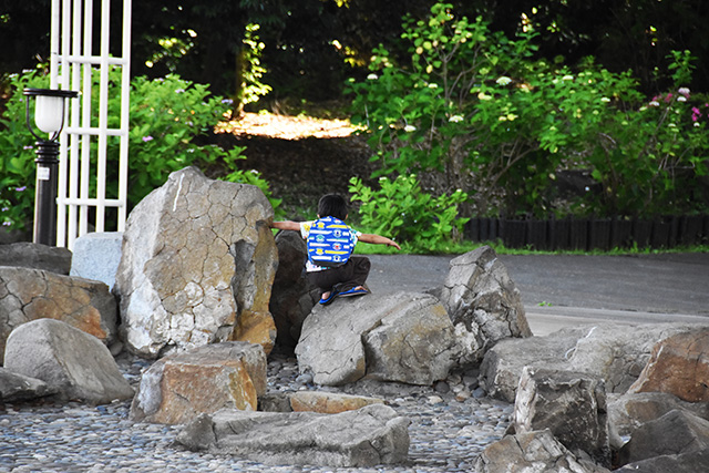 岩場で遊ぶ子ども/横浜・八景島シーパラダイス(神奈川県/横浜市)