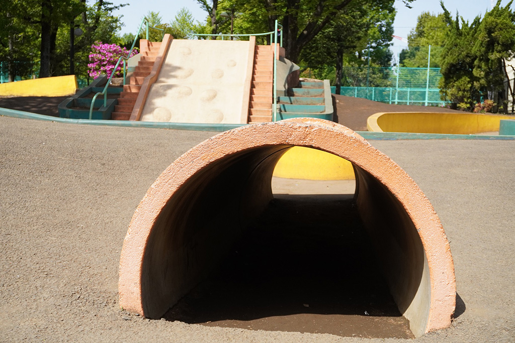 細い土管のようなトンネル/羽根木公園（東京都/世田谷区）