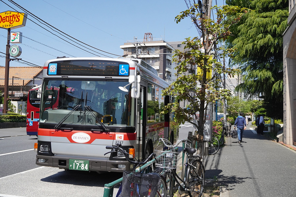 公園前の「自衛隊中央病院入口」バス停/世田谷公園（東京都/世田谷区）