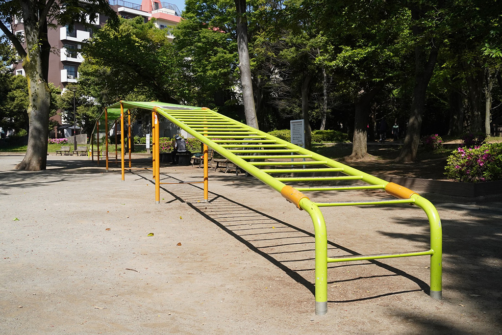 「遊具広場」の巨大太鼓はしご/世田谷公園（東京都/世田谷区）