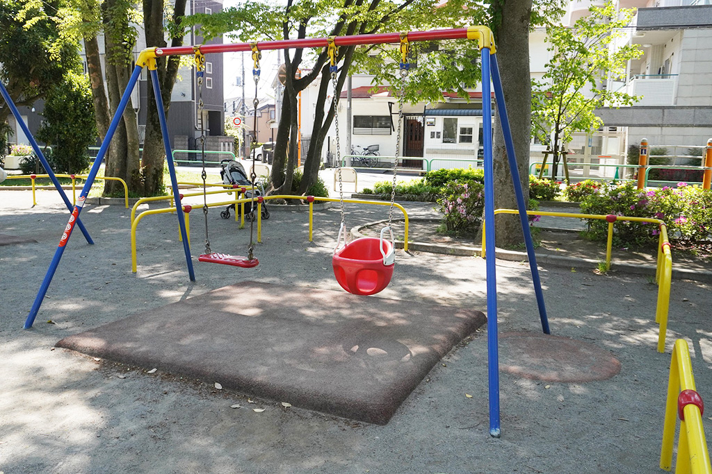 遊具広場のブランコ/世田谷公園（東京都/世田谷区）
