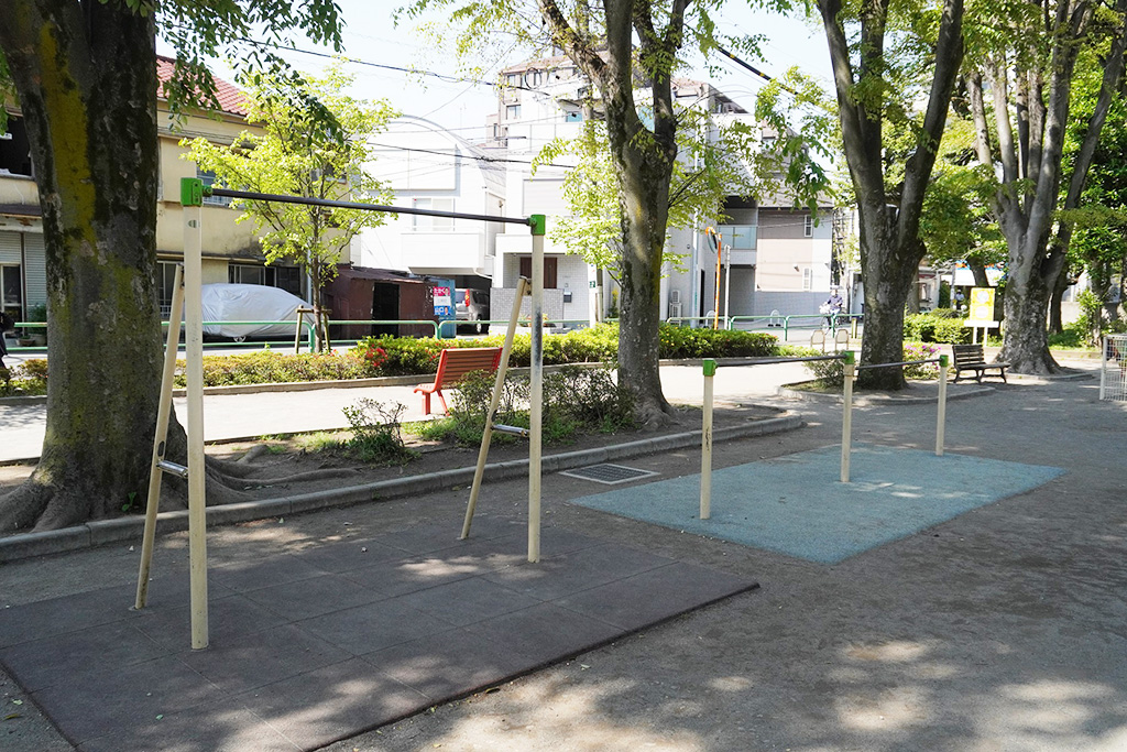 遊具広場の鉄棒/世田谷公園（東京都/世田谷区）