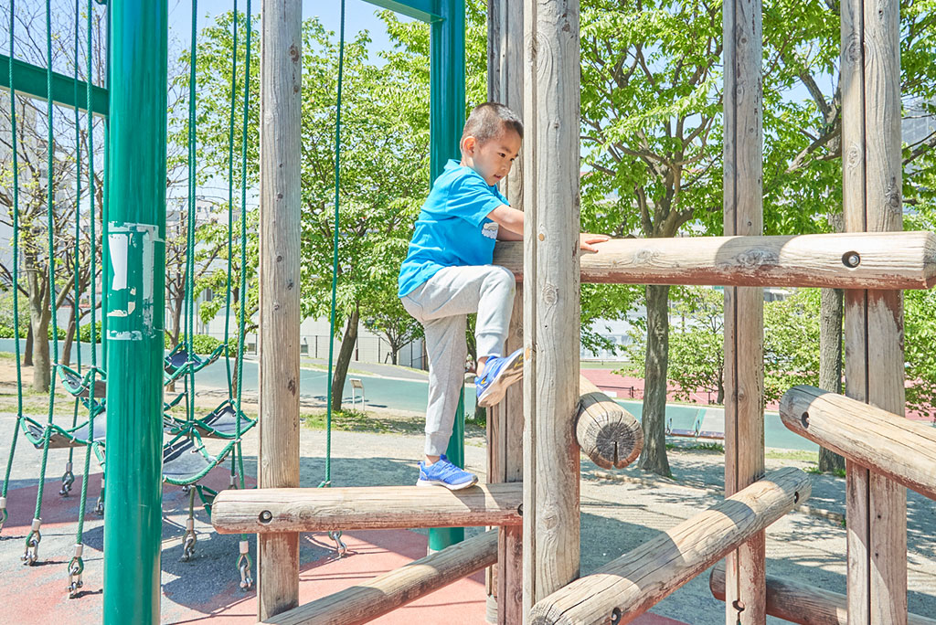 複合遊具で遊ぶ様子