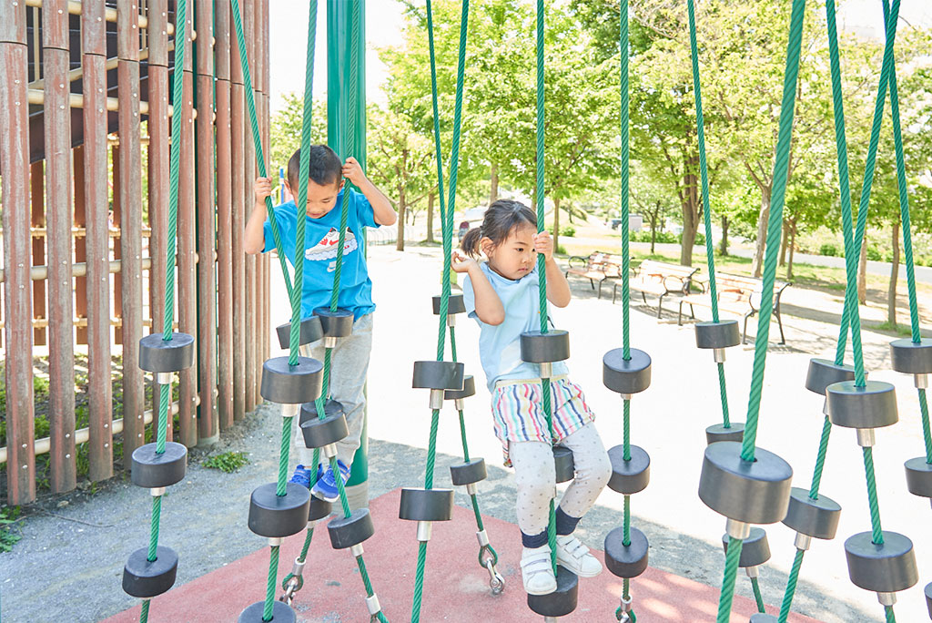 複合遊具で遊ぶ様子