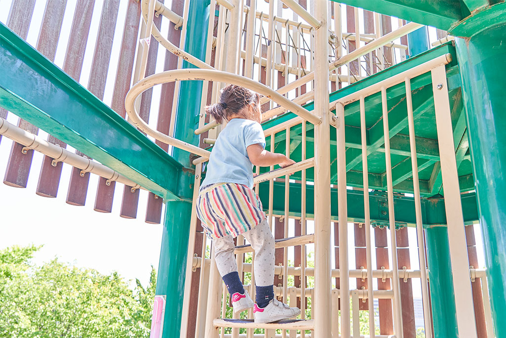 複合遊具で遊ぶ様子