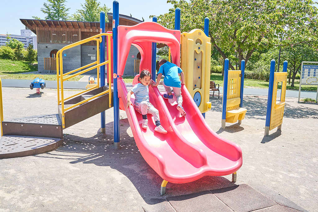 すべり台で遊ぶ子ども